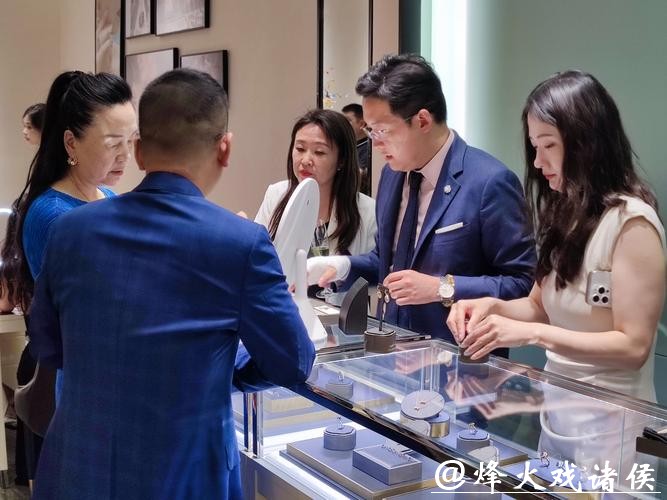 外国人到上海直奔黄金珠宝定制，有工作室一个月接待20余人