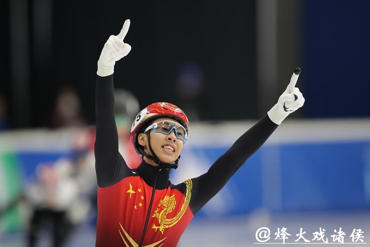 男子短道速滑1000米，孙龙摘银！他不是一个人在战斗！